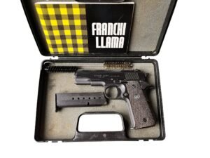 Pistolet samopowtarzalny Llama w kalibrze 7,65mm Browning, o wyglądzie inspirowanym konstrukcją Colta 1911.