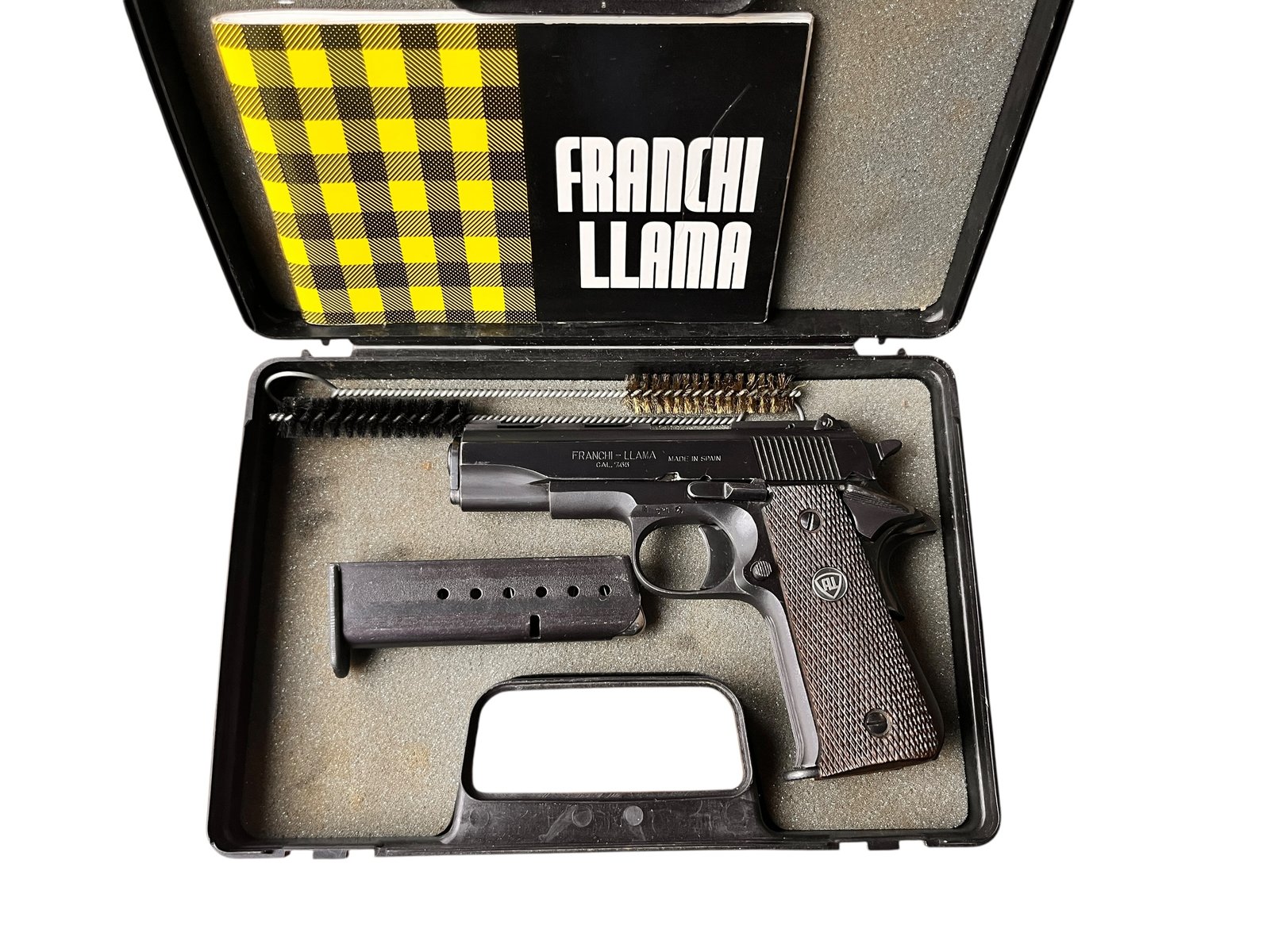 Pistolet samopowtarzalny Llama w kalibrze 7,65mm Browning, o wyglądzie inspirowanym konstrukcją Colta 1911.