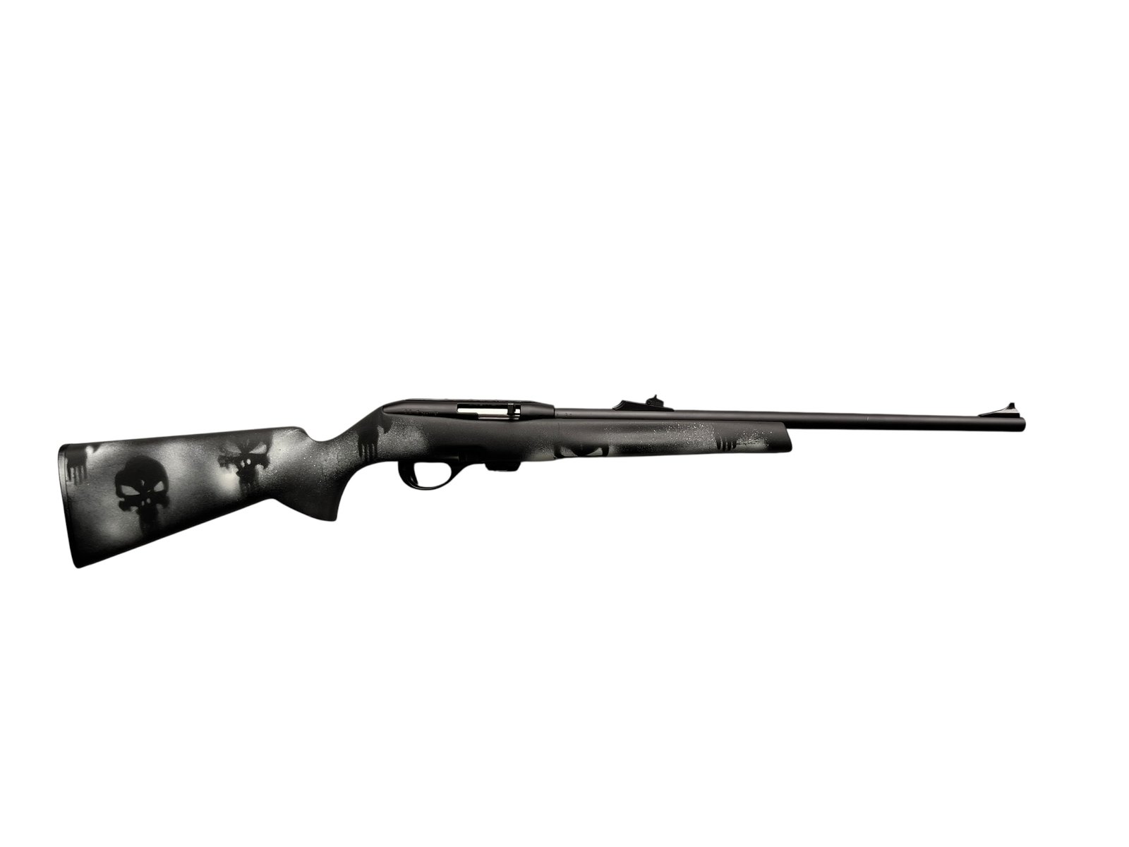 Karabin samopowtarzalny Remington 597 w kalibrze .22lr z pomalowaną na czarno syntetyczną osadą.
