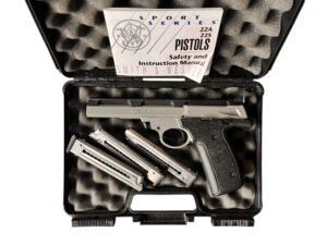 Pistolet Smith & Wesson 22S w kalibrze .22lr leżący na stole obok trzech magazynków.