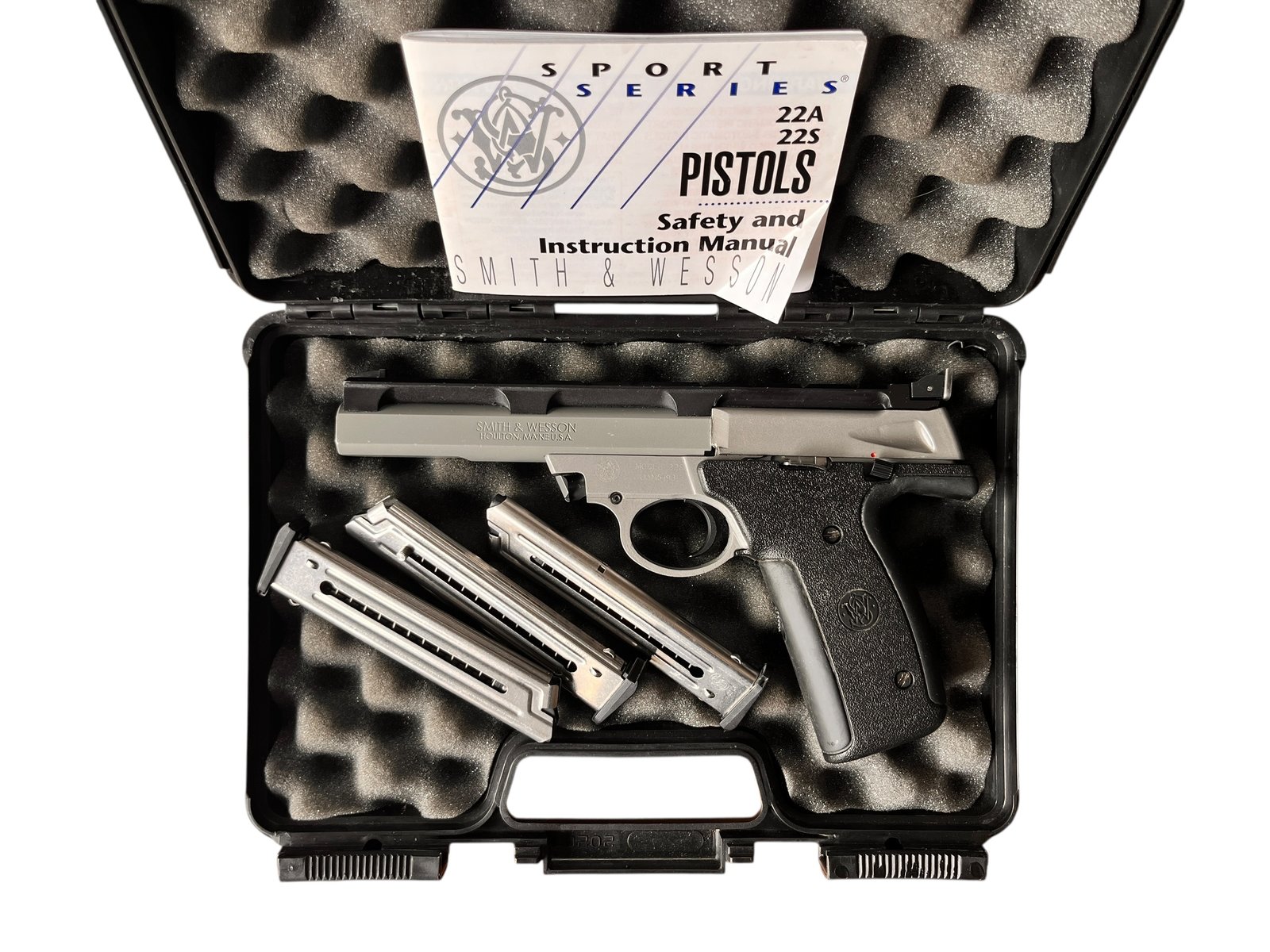 Pistolet Smith & Wesson 22S w kalibrze .22lr leżący na stole obok trzech magazynków.