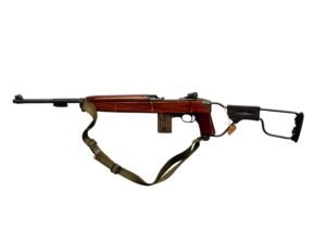 Historyczny karabin Winchester M1A1 Paratrooper z okresu II Wojny Światowej, z charakterystyczną składaną kolbą drucianą.