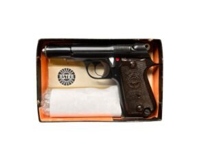 Klasyczny pistolet samopowtarzalny Astra 4000 w kalibrze 7,65mm Browning, z kompletem dwóch magazynków i oryginalnym pudełkiem.