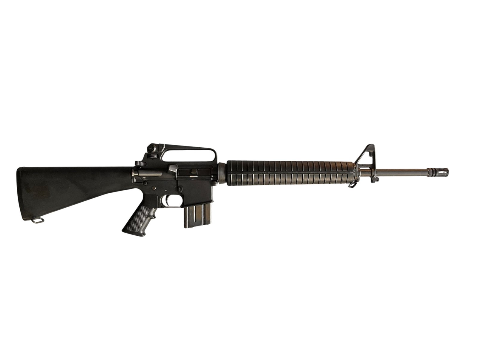 Karabin samopowtarzalny Colt AR-15 A2 Sporter II w kalibrze .223 Remington na białym tle.