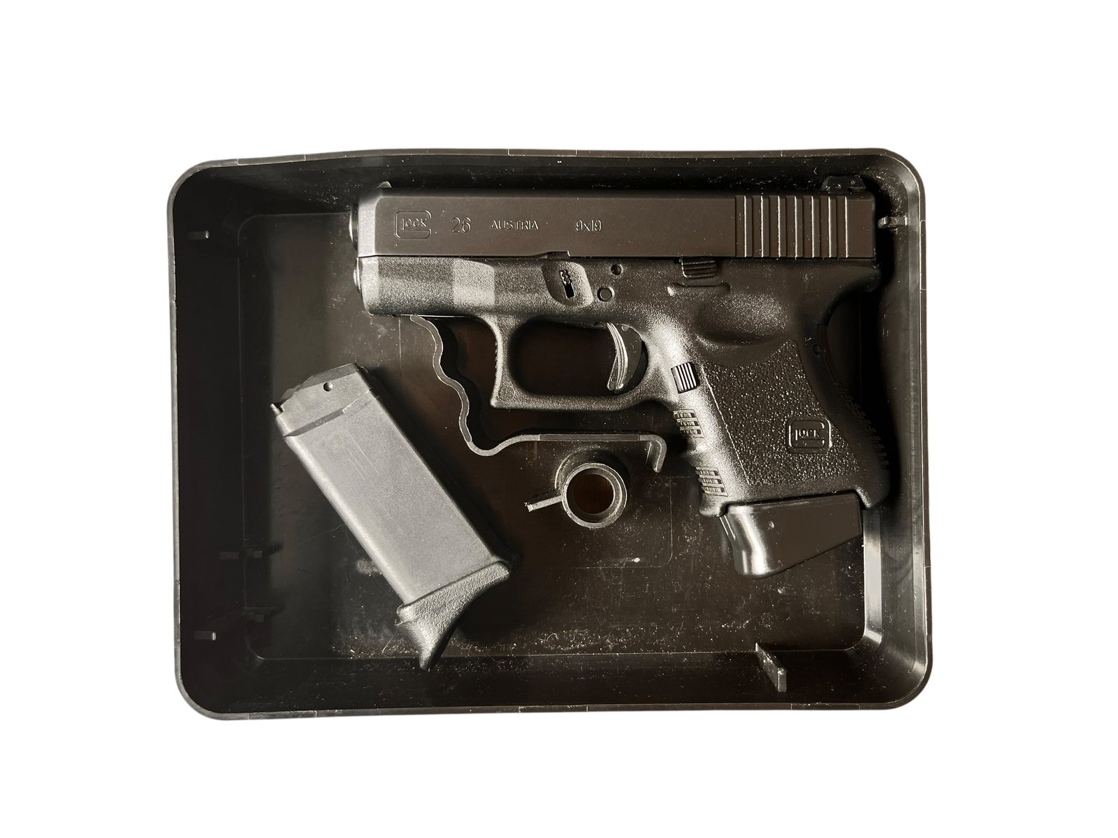 Kompaktowy pistolet samopowtarzalny Glock 26 w kalibrze 9x19 mm z dwoma magazynkami.