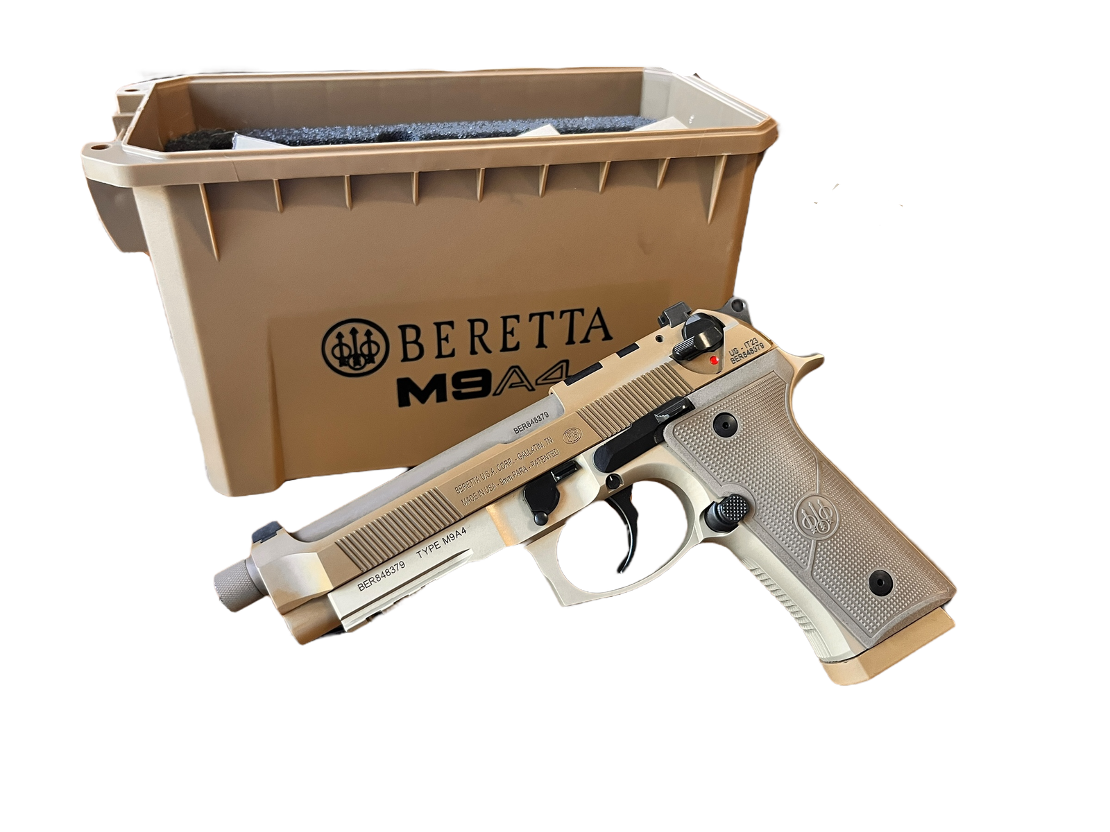 Pistolet samopowtarzalny Beretta M9A4 w taktycznym kolorze FDE, z gwintem na lufie i wycięciem pod kolimator.