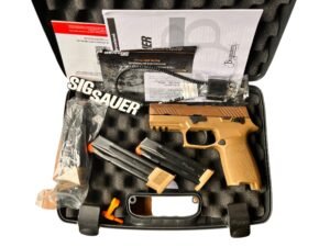 Pistolet samopowtarzalny Sig Sauer P320 M18 w kolorze coyote z trzema magazynkami, w tym dwoma powiększonymi.