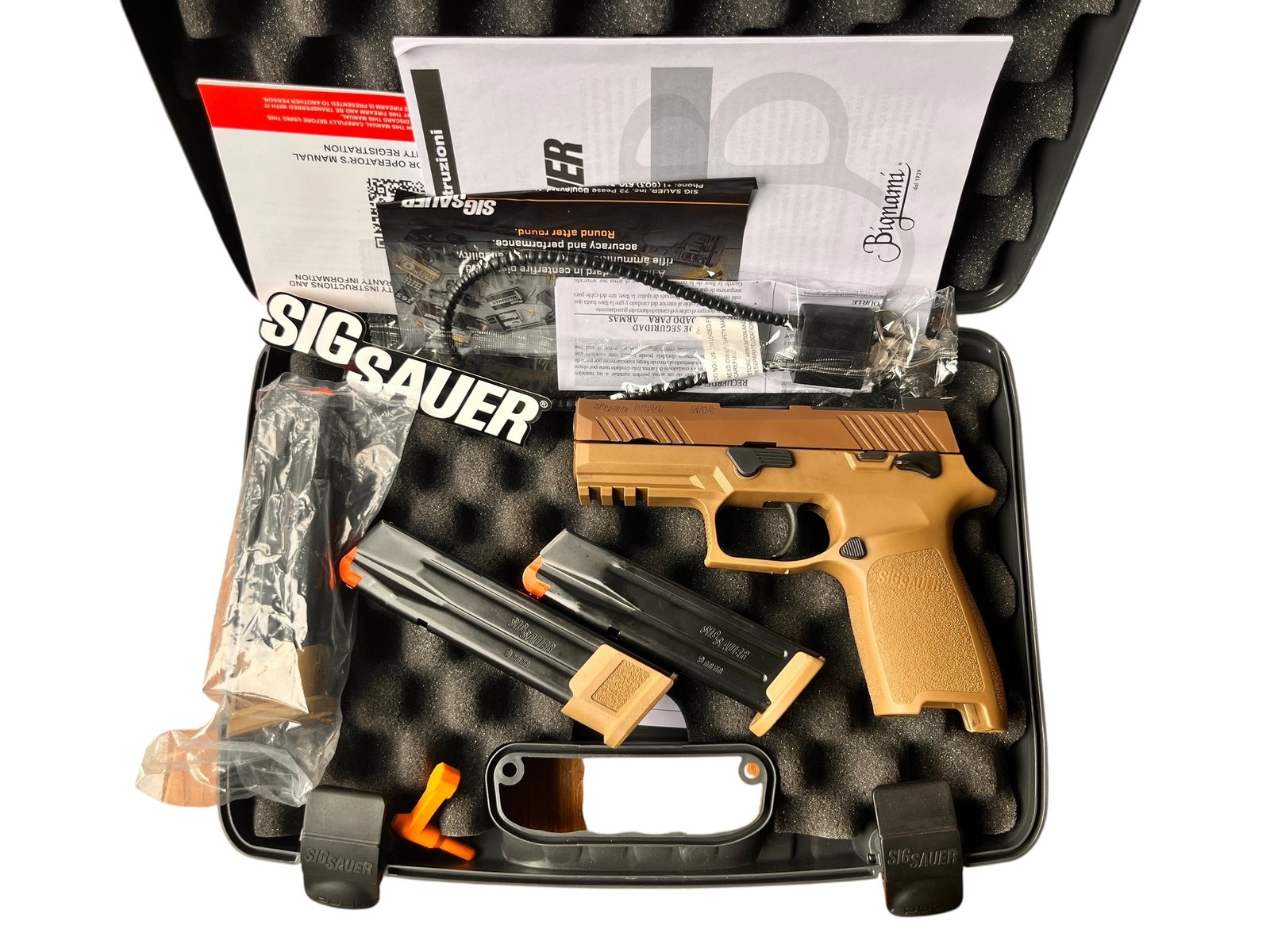 Pistolet samopowtarzalny Sig Sauer P320 M18 w kolorze coyote z trzema magazynkami, w tym dwoma powiększonymi.