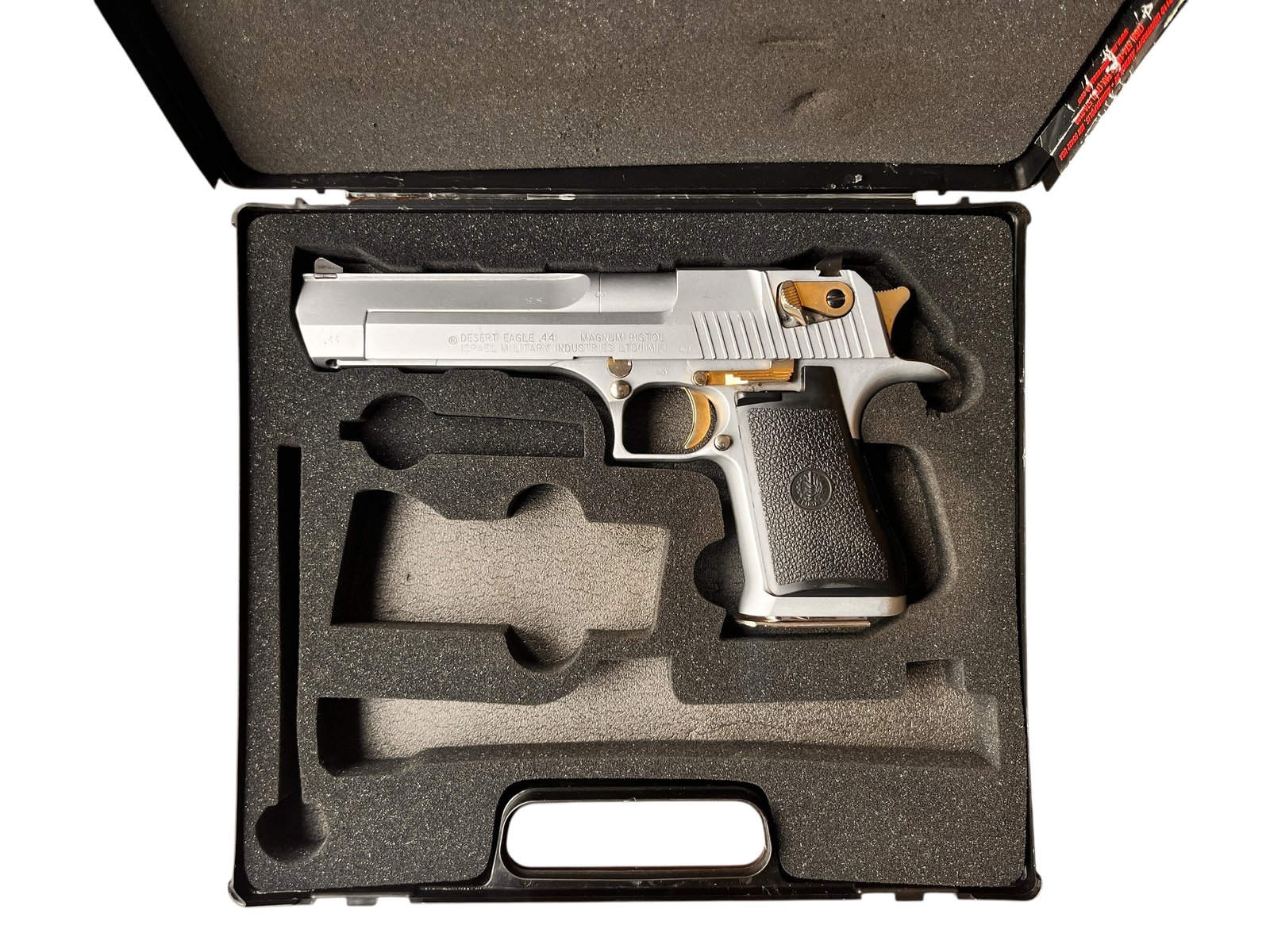 Potężny pistolet samopowtarzalny IMI Desert Eagle w kalibrze .44 Magnum, ikona popkultury.