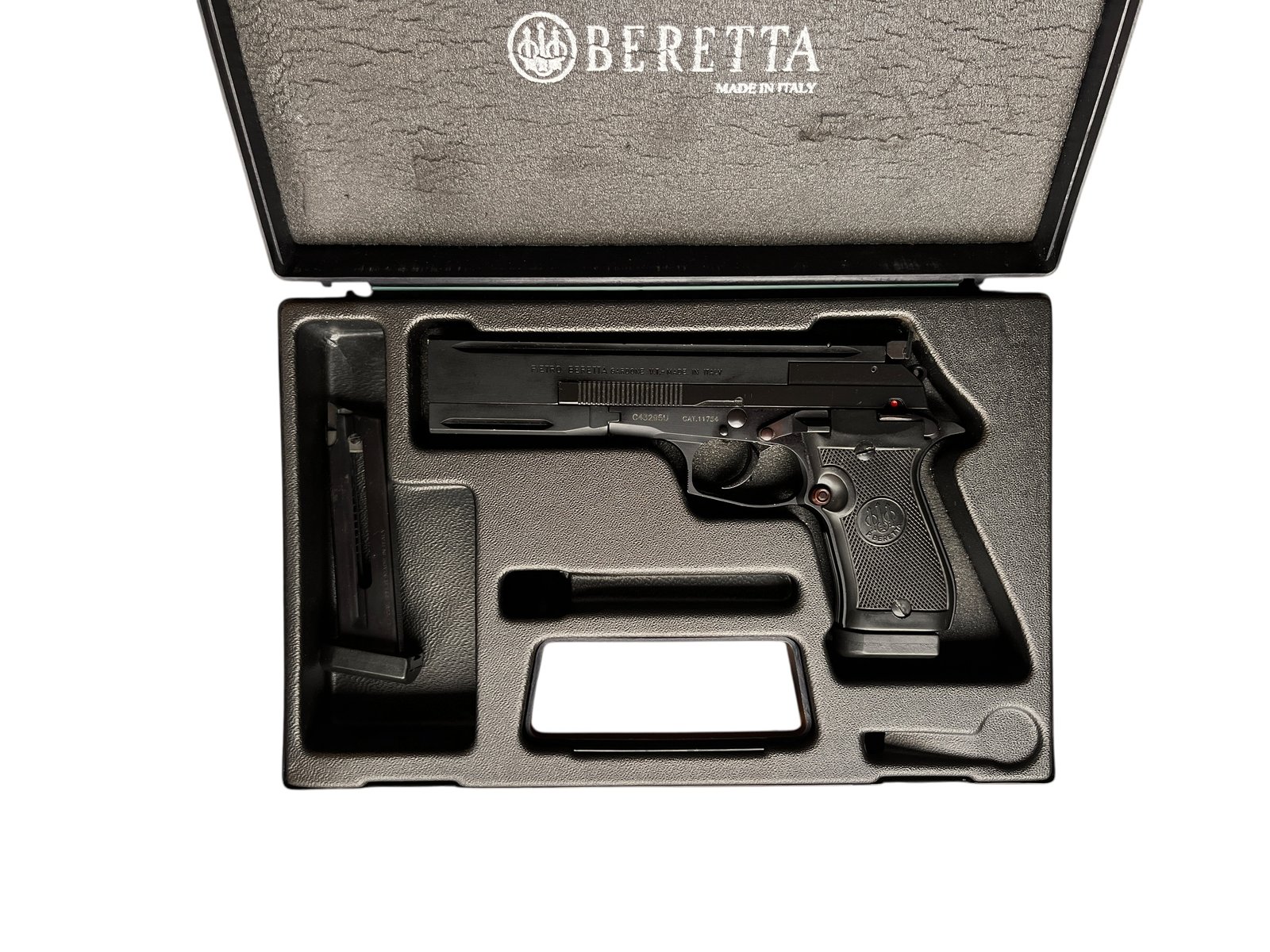 Precyzyjny pistolet sportowy Beretta 87 Target w kalibrze .22lr z szyną do montażu optyki.