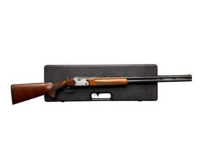 Sportowa strzelba gładkolufowa bock Beretta 682 Trap w kalibrze 12/70 z drewnianą osadą.