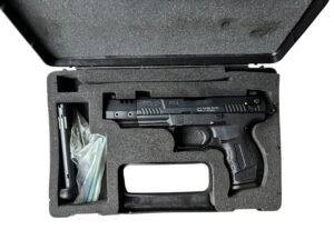 Pistolet samopowtarzalny Walther P22 Target w kalibrze .22lr z charakterystyczną długą lufą i obciążnikiem.