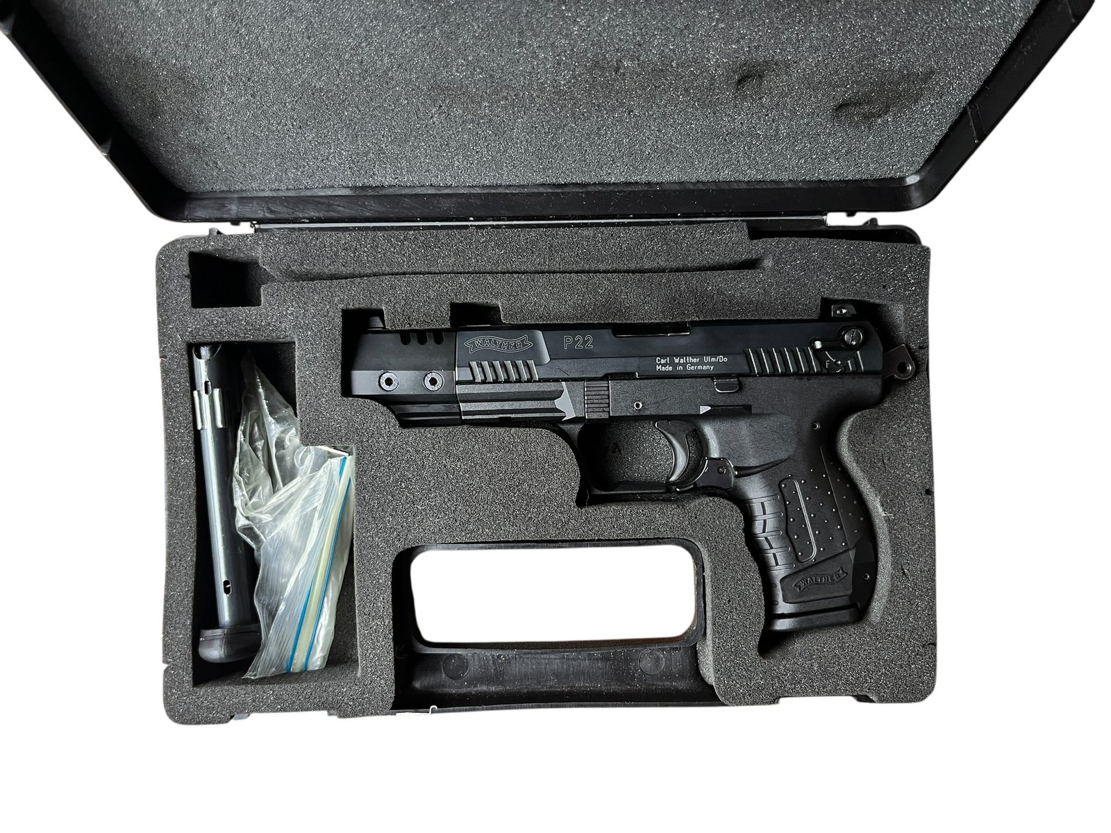 Pistolet samopowtarzalny Walther P22 Target w kalibrze .22lr z charakterystyczną długą lufą i obciążnikiem.