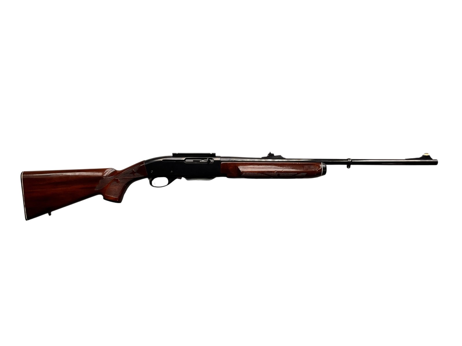 Myśliwski karabin samopowtarzalny Remington 7400 w kalibrze 30-06 Springfield z klasyczną drewnianą osadą.