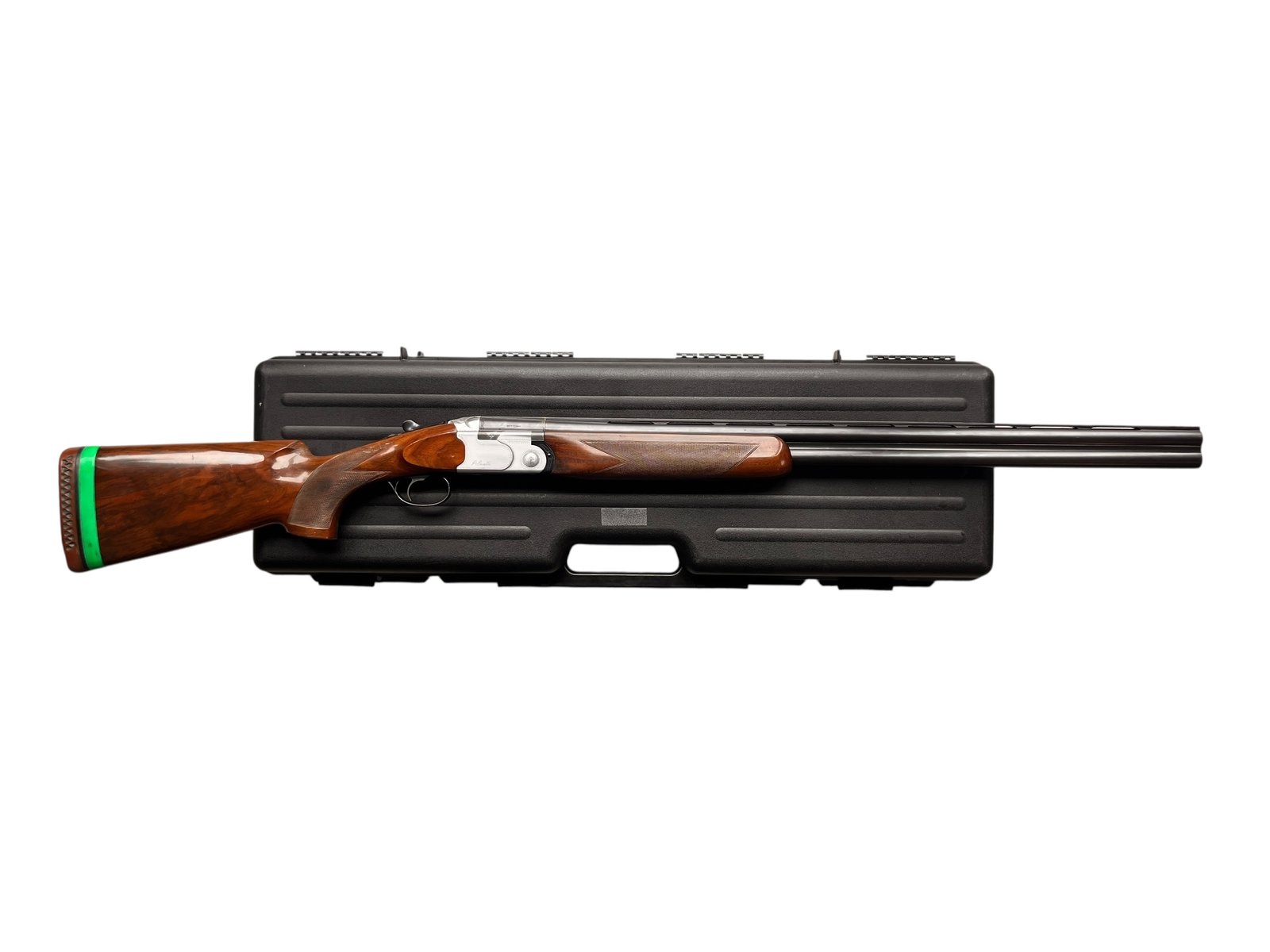 Sportowa strzelba gładkolufowa bock Beretta 680 Trap w kalibrze 12/70 z klasyczną drewnianą osadą.