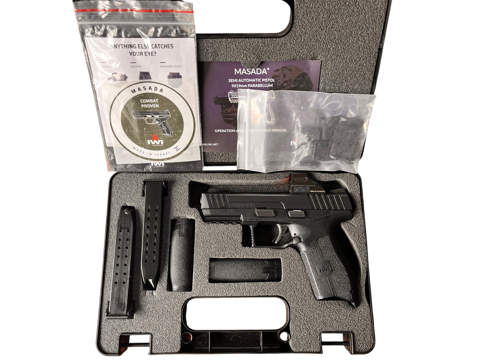 Pistolet samopowtarzalny IWI Masada w kalibrze 9x19 mm z zamontowanym celownikiem kolimatorowym Holosun.