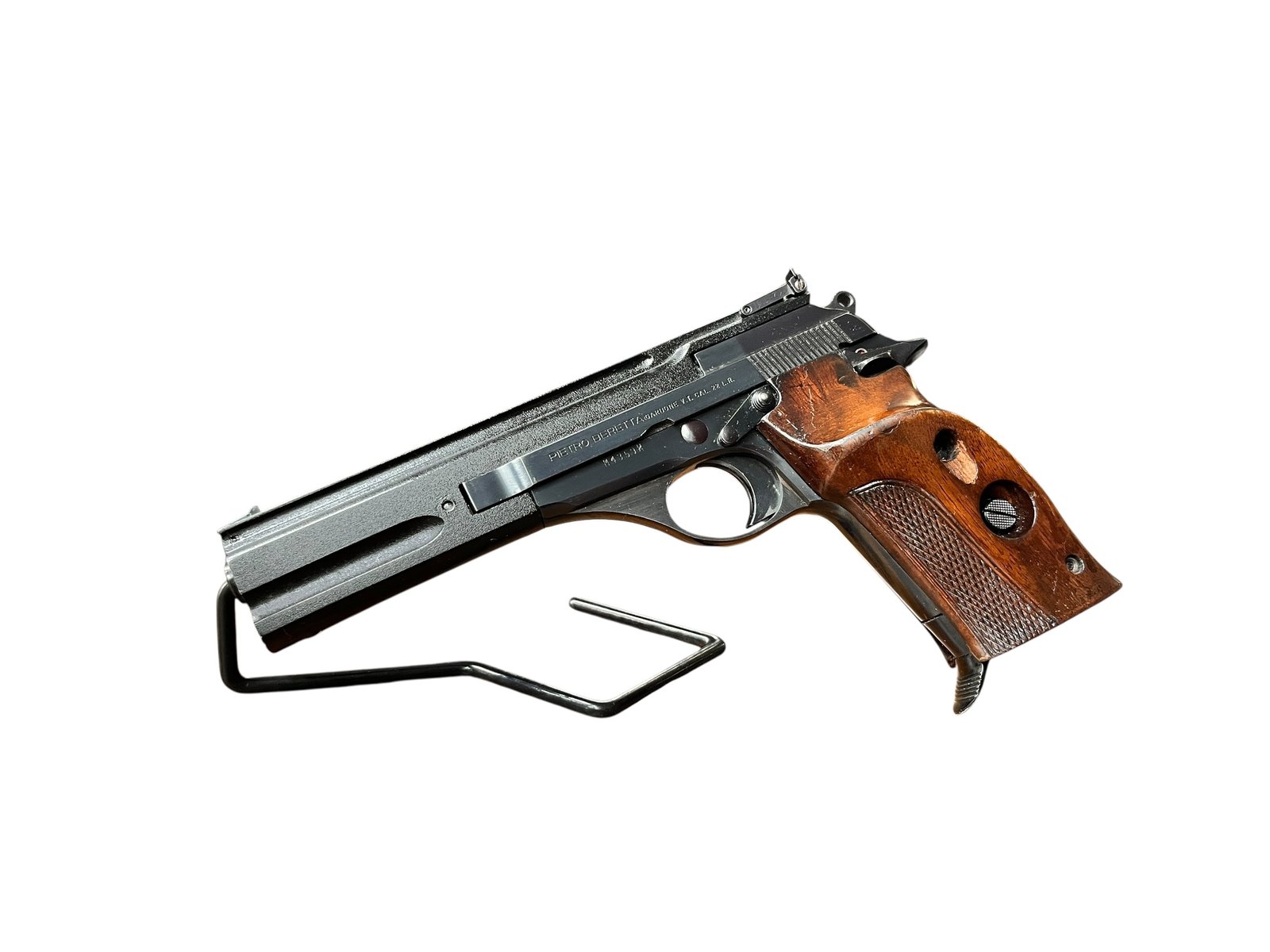Klasyczny pistolet sportowy Beretta 76 w kalibrze .22lr z długą, 6-calową lufą i drewnianymi okładzinami.