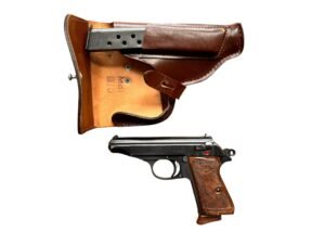 Klasyczny pistolet Walther PP Manurhin w kalibrze 7,65 mm ze skórzaną kaburą i magazynkami. Tytuł zdjęcia: Walther-PP-Manurhin-Pistolet-Historyczny Podpis: Walther PP Manurhin – elegancja i niezawodność prosto z Francji. Opis do zdjęcia: Używany pistolet Walther PP Manurhin w kalibrze 7,65 mm Browning, stan bardzo dobry -, dostępny od ręki w sklepie w Borowej.