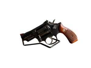 Klasyczny amerykański rewolwer Smith & Wesson Model 19-4 Combat Magnum z krótką lufą 2,5 cala. Tytuł zdjęcia: Smith-Wesson-19-4-Combat-Magnum-2.5-cala Podpis: S&W 19-4 Combat Magnum – legenda w kompaktowym wydaniu. Opis do zdjęcia: Używany rewolwer Smith & Wesson 19-4 w kalibrze .357 Magnum, lufa 2,5 cala, oksydowane wykończenie, stan dobry, dostępny w Borowej.