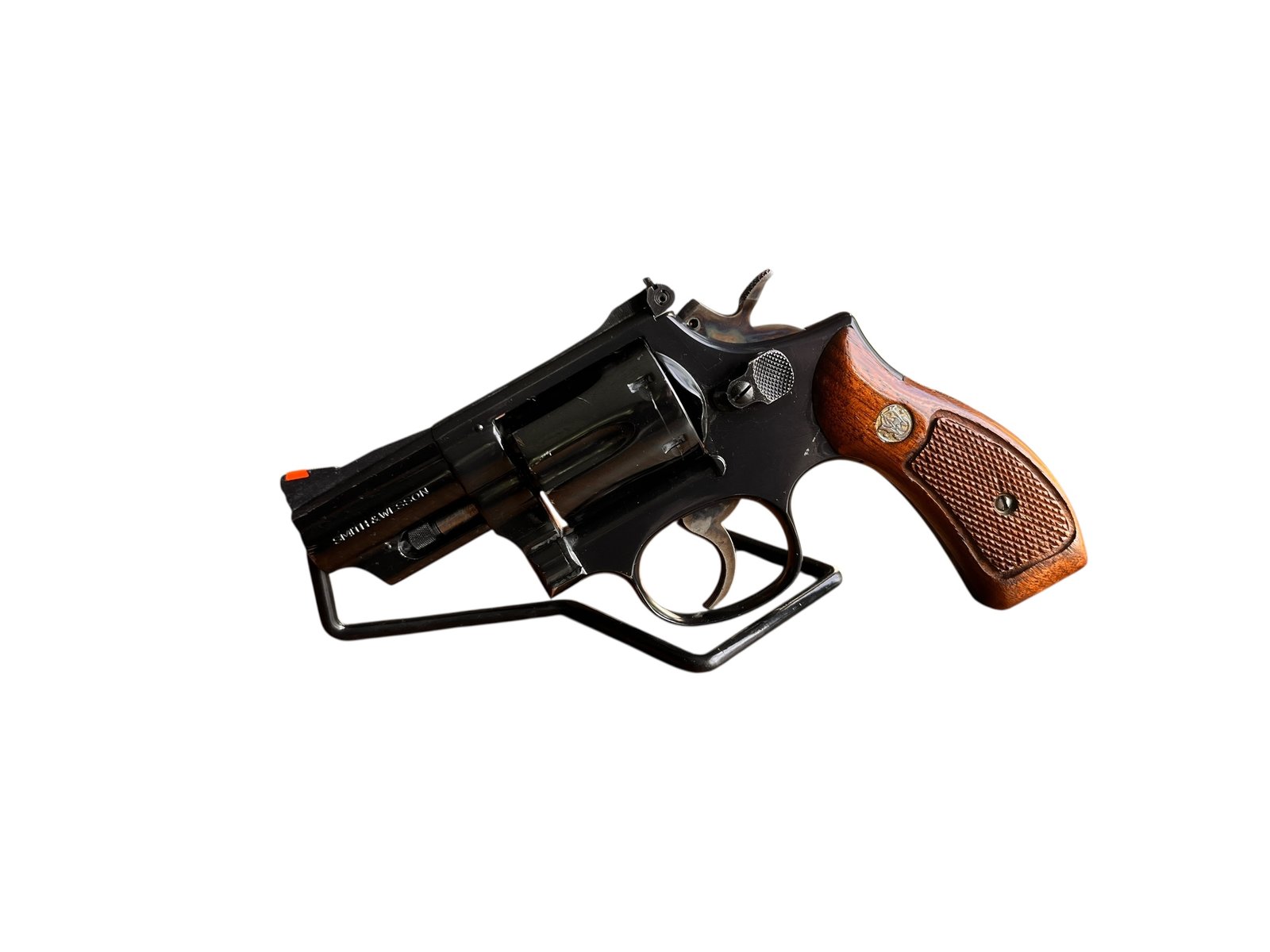 Klasyczny amerykański rewolwer Smith & Wesson Model 19-4 Combat Magnum z krótką lufą 2,5 cala. Tytuł zdjęcia: Smith-Wesson-19-4-Combat-Magnum-2.5-cala Podpis: S&W 19-4 Combat Magnum – legenda w kompaktowym wydaniu. Opis do zdjęcia: Używany rewolwer Smith & Wesson 19-4 w kalibrze .357 Magnum, lufa 2,5 cala, oksydowane wykończenie, stan dobry, dostępny w Borowej.