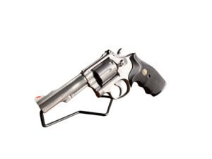 Rewolwer Smith & Wesson Model 67-1 ze stali nierdzewnej z gumowymi okładzinami Pachmayr i 4-calową lufą. Tytuł zdjęcia: Smith-Wesson-67-1-Stainless-Pachmayr Podpis: S&W Model 67-1 – nierdzewna klasyka z ergonomicznym chwytem Pachmayr. Opis do zdjęcia: Używany rewolwer Smith & Wesson 67-1 w kalibrze .38 Special, stal nierdzewna, lufa 4 cale, stan dobry +, dostępny w Borowej.