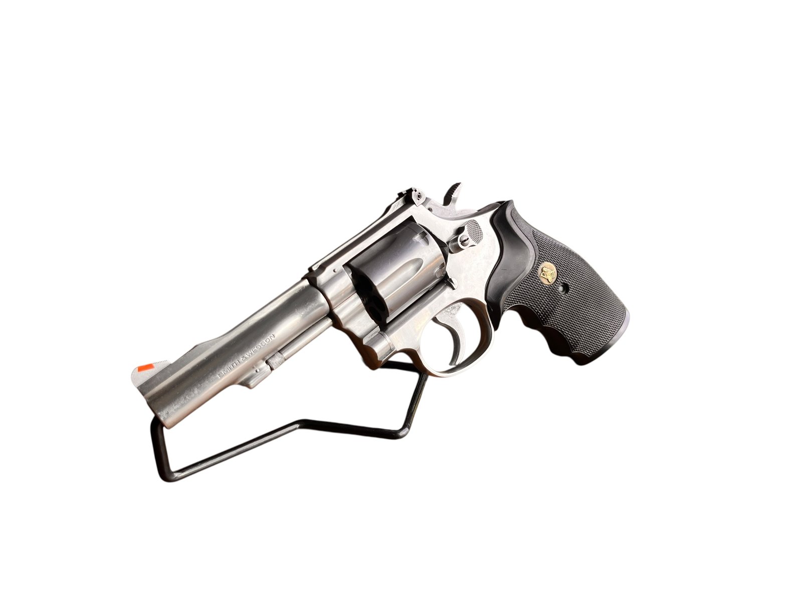 Rewolwer Smith & Wesson Model 67-1 ze stali nierdzewnej z gumowymi okładzinami Pachmayr i 4-calową lufą. Tytuł zdjęcia: Smith-Wesson-67-1-Stainless-Pachmayr Podpis: S&W Model 67-1 – nierdzewna klasyka z ergonomicznym chwytem Pachmayr. Opis do zdjęcia: Używany rewolwer Smith & Wesson 67-1 w kalibrze .38 Special, stal nierdzewna, lufa 4 cale, stan dobry +, dostępny w Borowej.