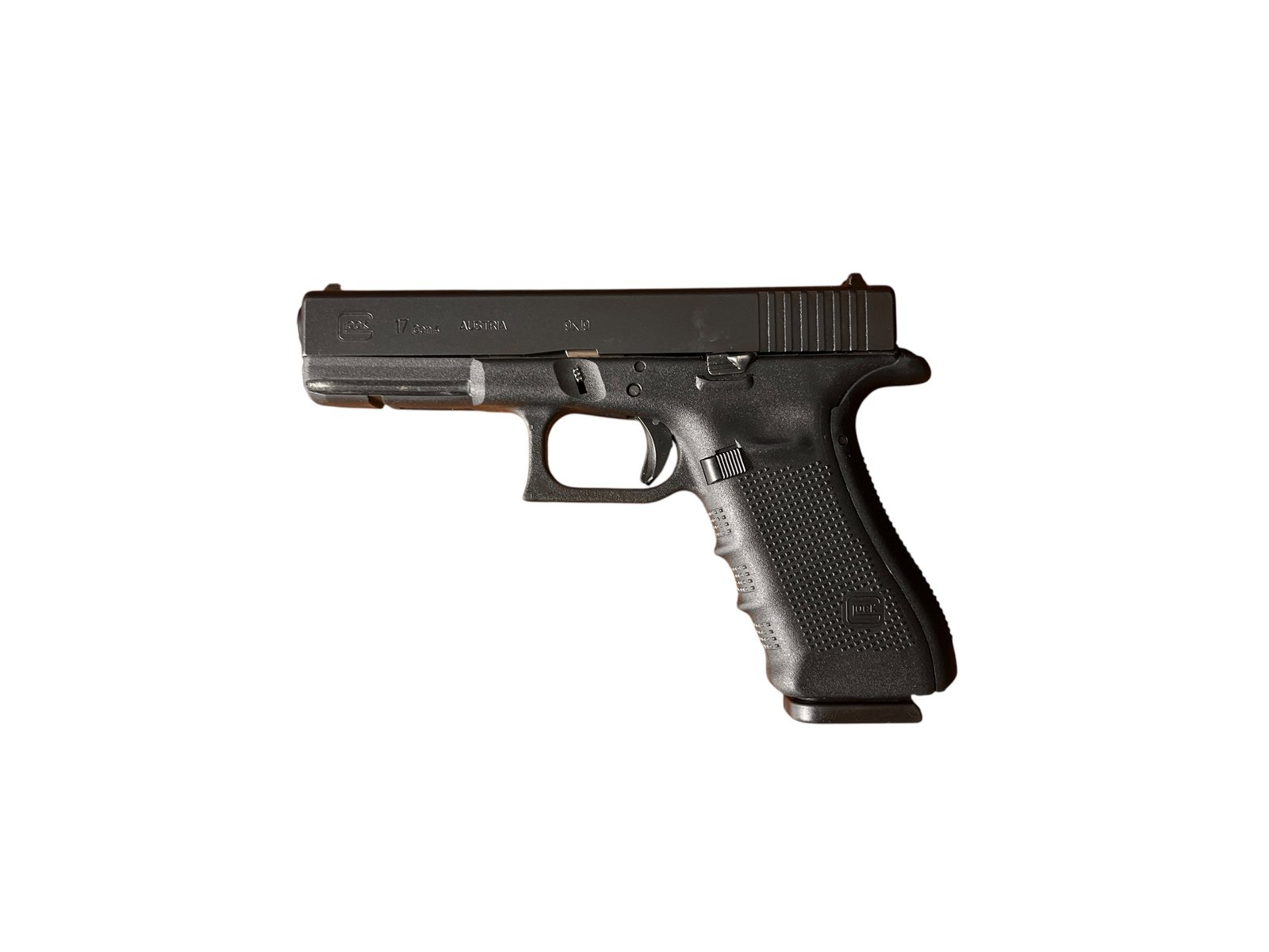 Pistolet samopowtarzalny Glock 17 Generacji 4 w kalibrze 9x19mm, polimerowy szkielet, widoczne lekkie przerysowanie na górze zamka. Tytuł zdjęcia: Glock-17-Gen-4-Pistolet-9x19mm Podpis: Glock 17 Gen 4 – niezawodność, której ufają profesjonaliści. Opis do zdjęcia: Używany pistolet Glock 17 Gen 4 w kalibrze 9x19mm, stan dobry +, dostępny od ręki w naszym sklepie w Borowej.