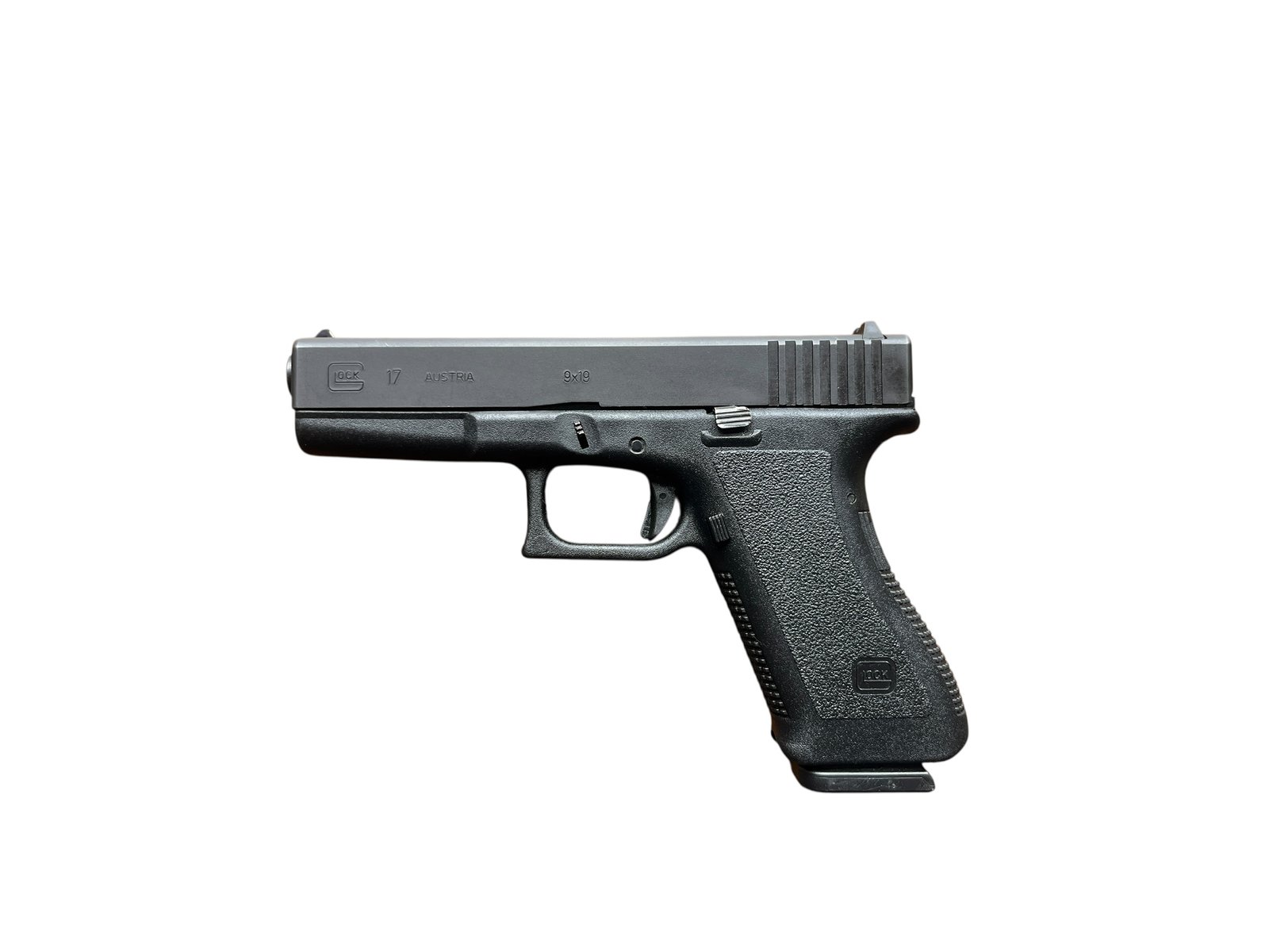 Klasyczny pistolet samopowtarzalny Glock 17 Generacji 2 w kalibrze 9x19mm, gładki szkielet bez szyny akcesoryjnej.