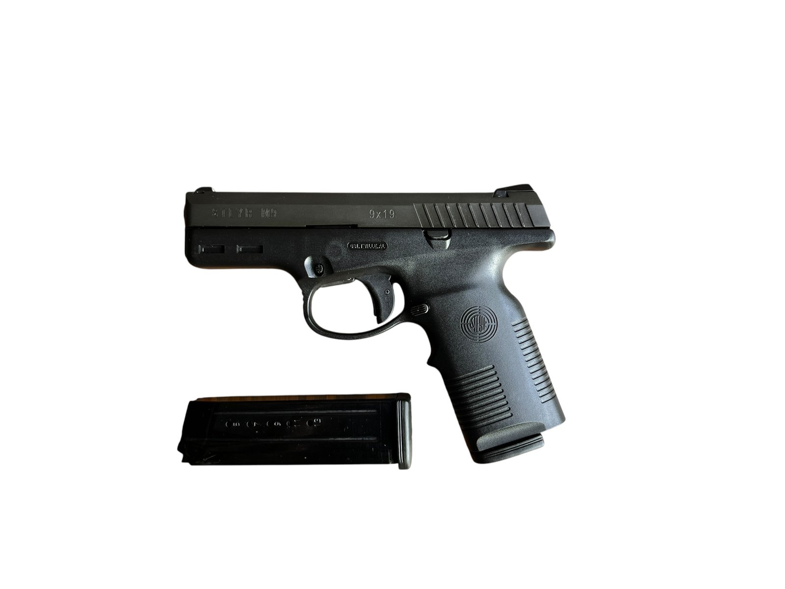 Nowoczesny pistolet samopowtarzalny Steyr Mannlicher M9 w kalibrze 9x19mm z dwoma magazynkami.