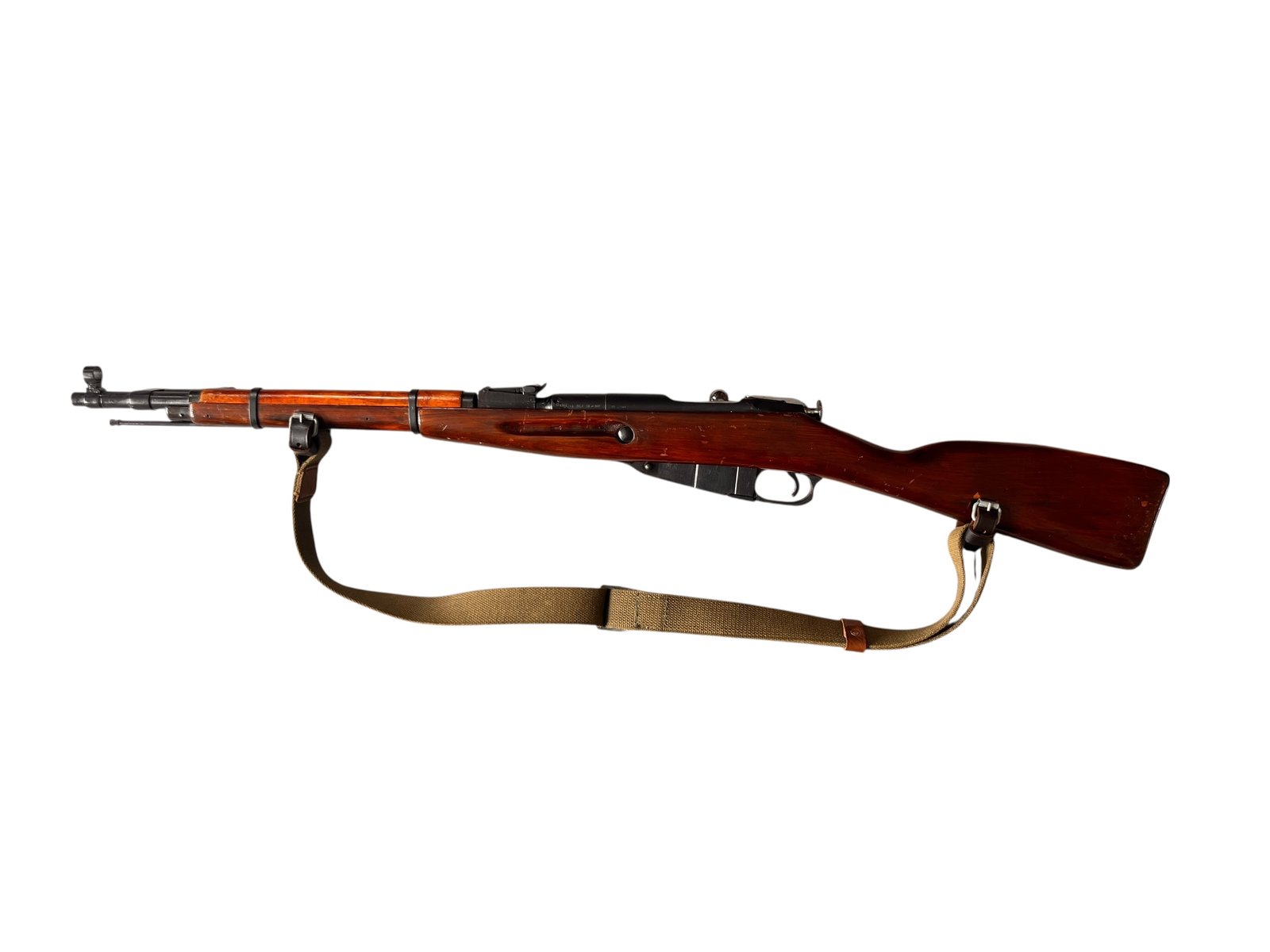 Historyczny radziecki karabin powtarzalny Mosin Nagant M44 z 1944 roku ze zintegrowanym, złożonym bagnetem.