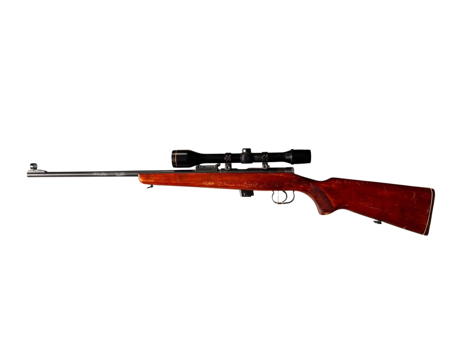 Karabinek powtarzalny Baikal Tula w kalibrze .22lr z zamontowaną lunetą 6x40 i widocznymi rysami na drewnianej osadzie. Tytuł zdjęcia: Baikal-Tula-22lr-Luneta-6x40 Podpis: Baikal Tula – sprawdzona konstrukcja z optyką w przystępnej cenie. Opis do zdjęcia: Używany karabinek Baikal Tula w stanie średnim +, kaliber .22lr, drewniana osada z rysami, luneta 6x40, dostępny od ręki w naszym sklepie w Borowej.