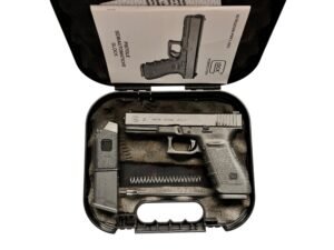 Pistolet samopowtarzalny Glock 21 Generacji 3 w kalibrze .45 ACP z regulowaną szczerbinką, dwoma magazynkami i akcesoriami w pudełku.