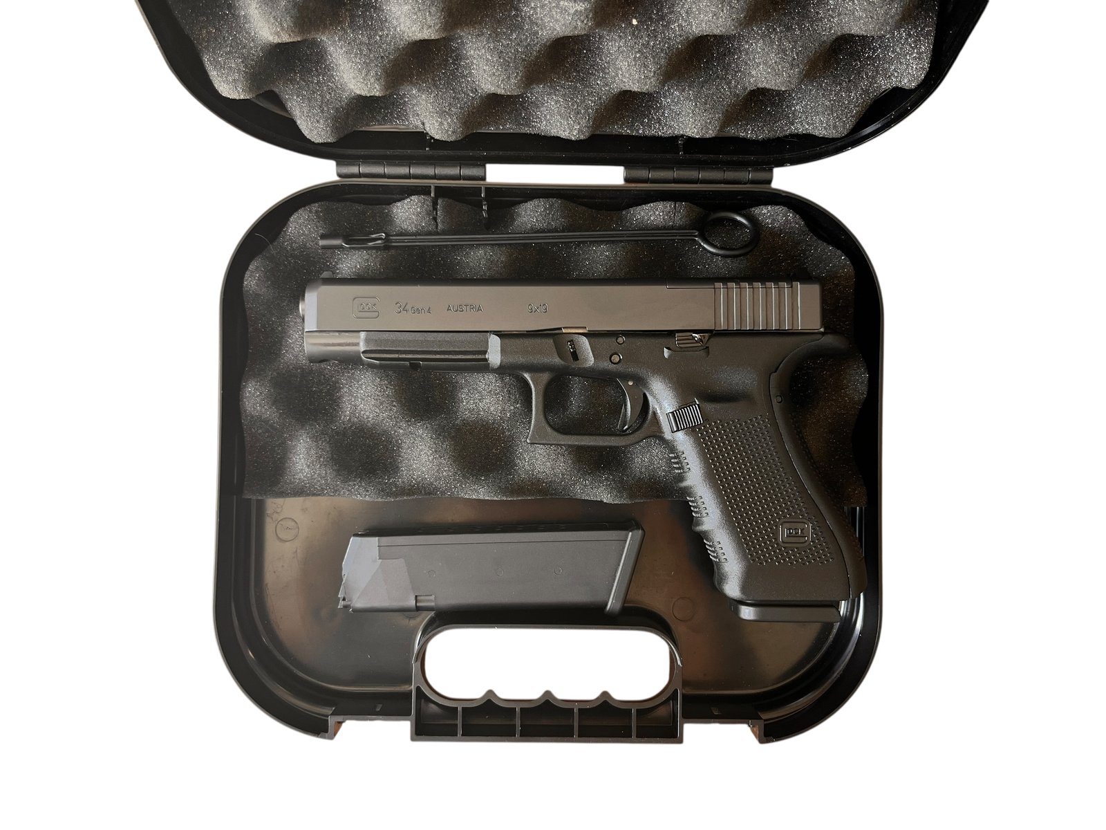 Sportowy pistolet samopowtarzalny Glock 34 Gen 4 w kalibrze 9x19 mm z dwoma magazynkami.