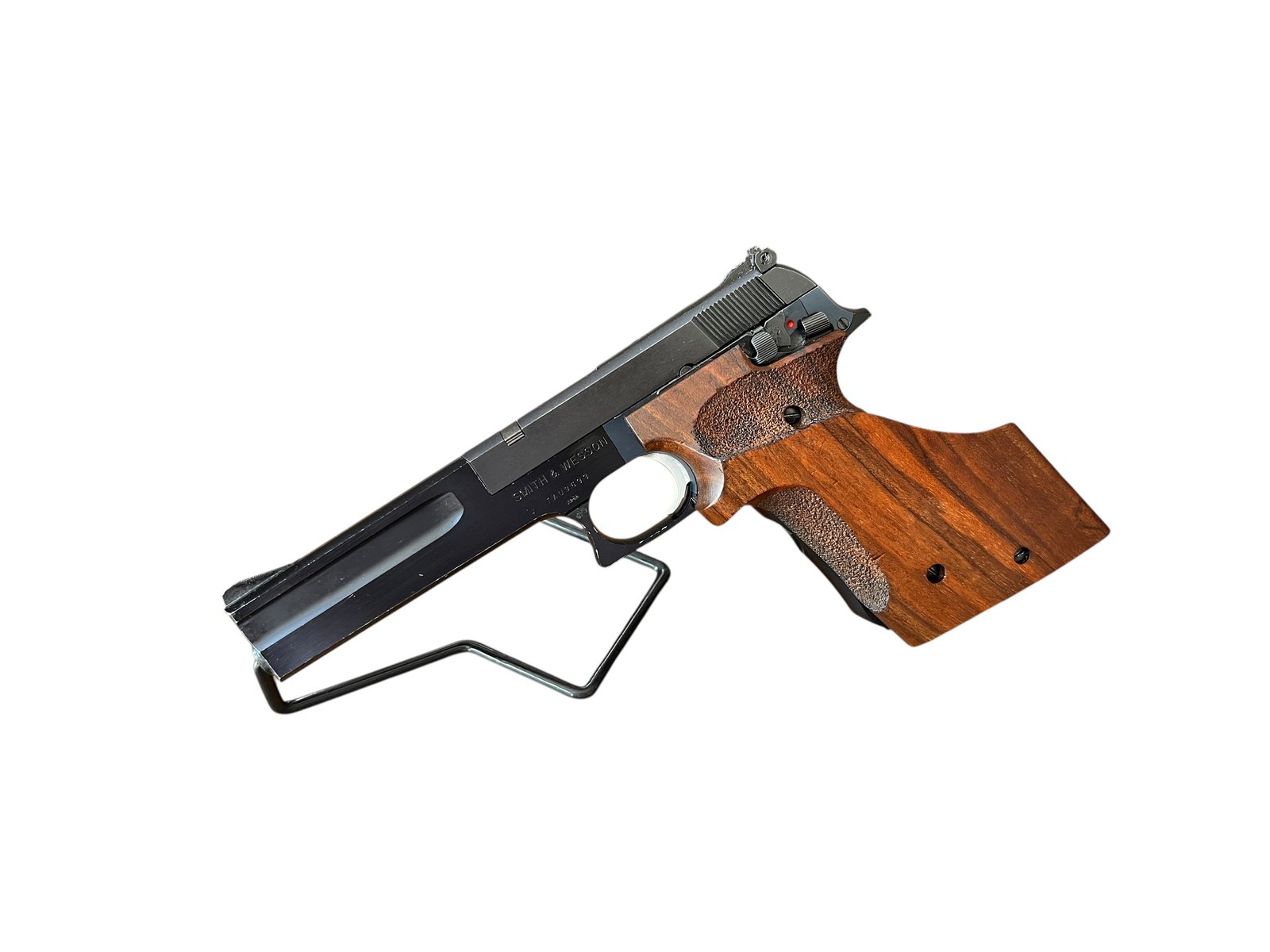 Pistolet samopowtarzalny Smith & Wesson 422 w kalibrze .22lr z charakterystyczną, nisko osadzoną lufą.