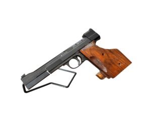 Precyzyjny pistolet sportowy Hämmerli 215 w kalibrze .22lr z anatomiczną, drewnianą rękojeścią.