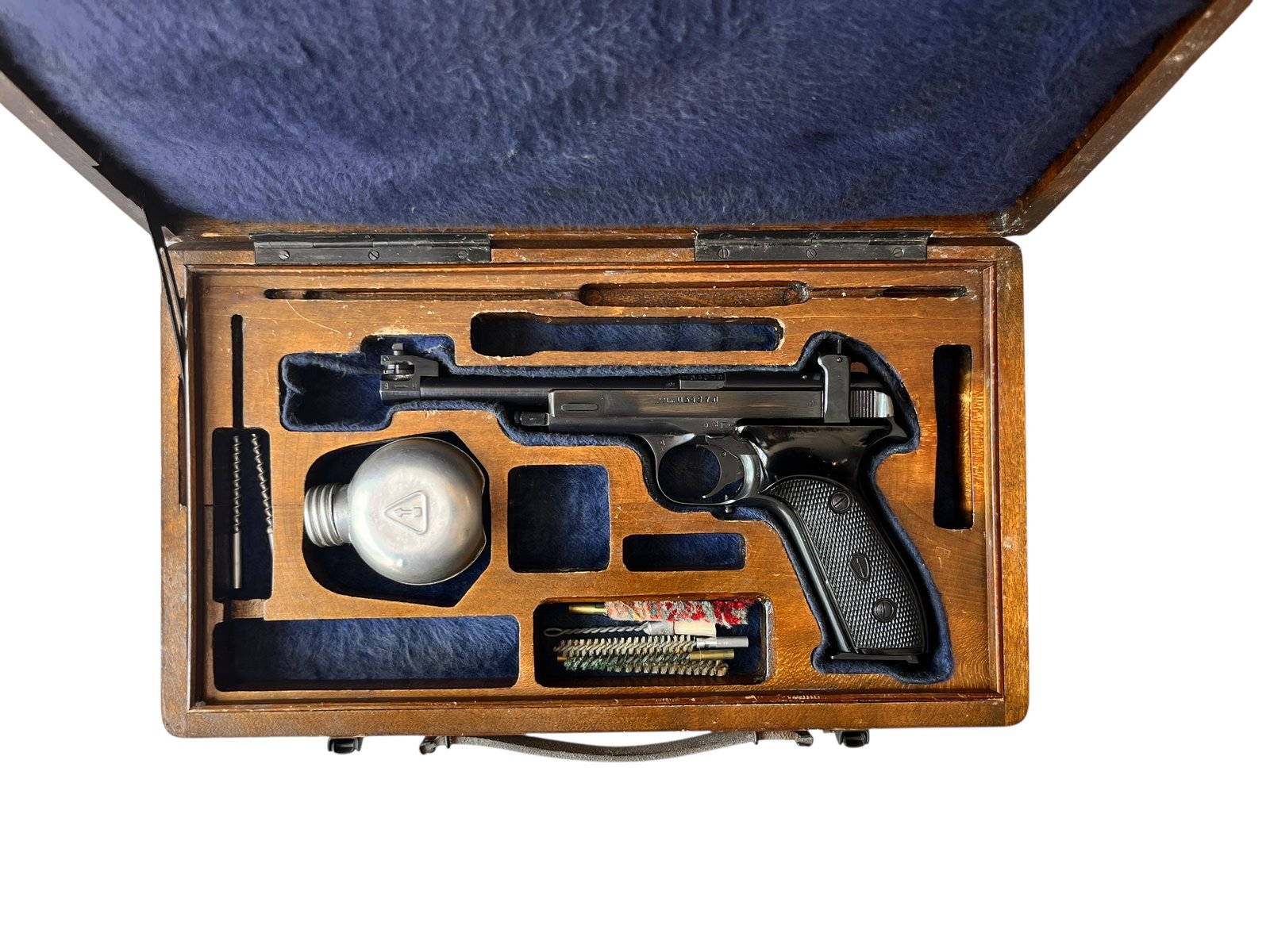 Klasyczny pistolet sportowy Baikal Margolin w kalibrze .22lr z charakterystyczną długą lufą, w drewnianym futerale.