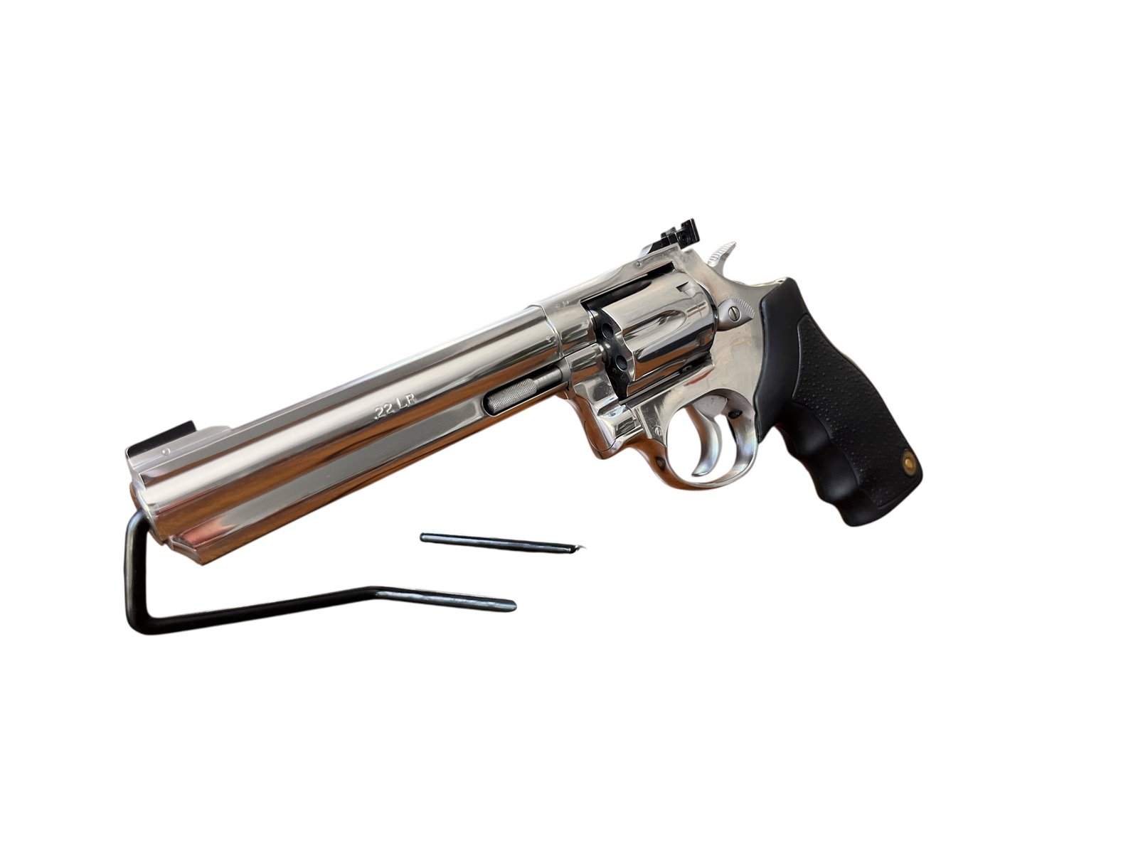 Precyzyjny rewolwer sportowy Taurus Euro Champion w kalibrze .22lr z długą, 6-calową lufą.