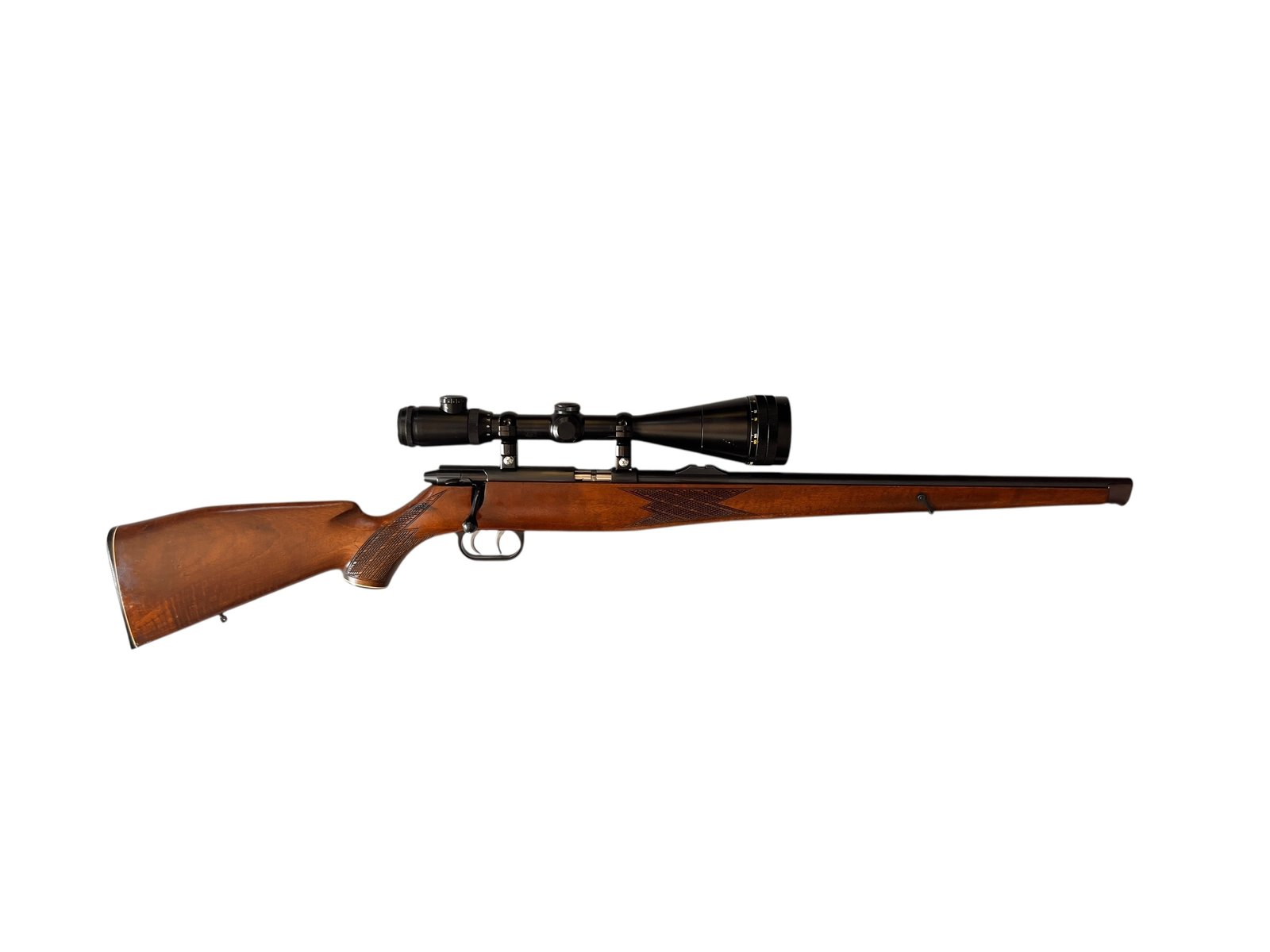 Klasyczny karabin powtarzalny Krico Stutzen w kalibrze .22lr z charakterystyczną pełną osadą i zamontowaną lunetą.