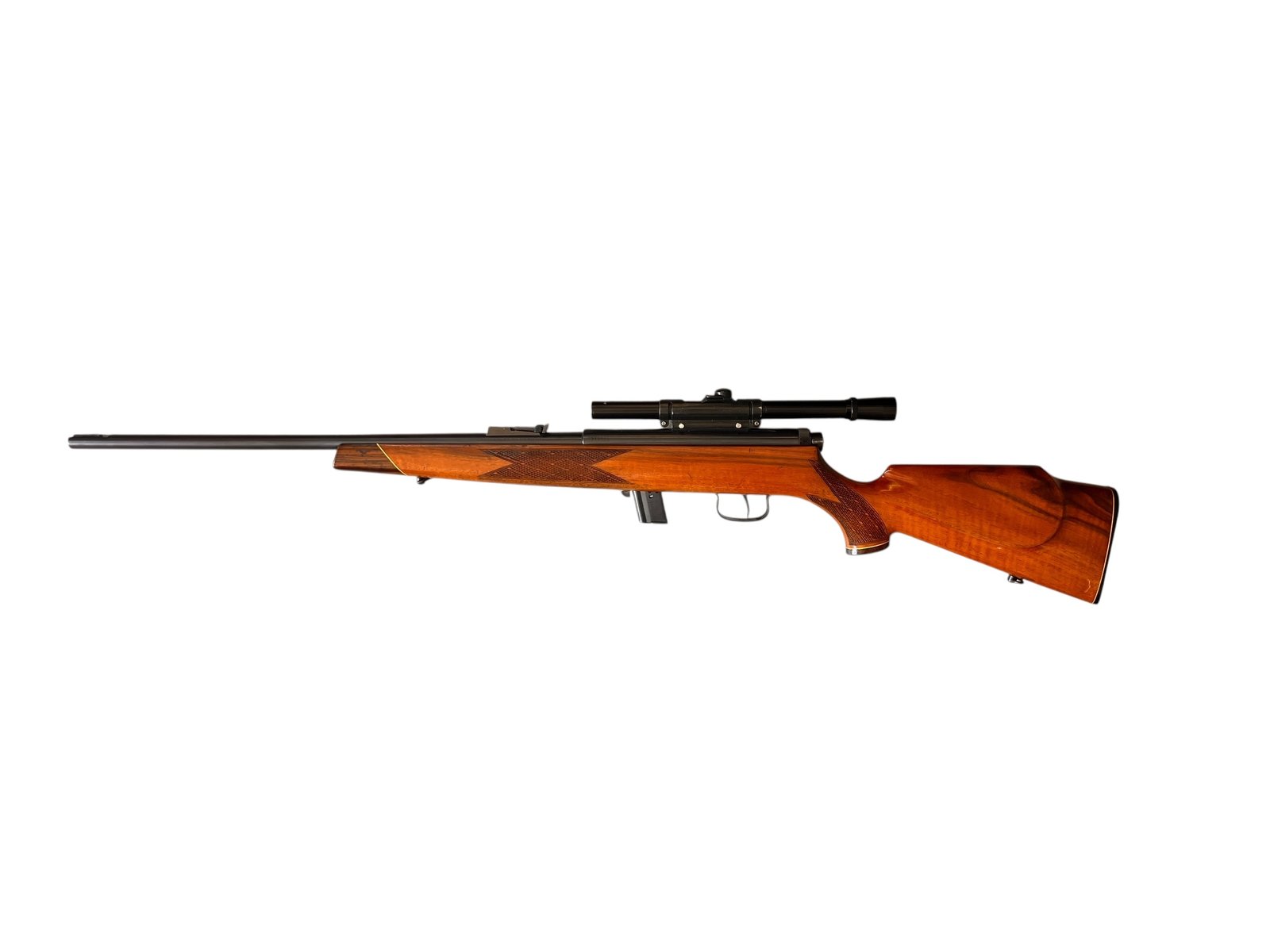 Klasyczny karabin samopowtarzalny Voere Kufstein w kalibrze .22lr z drewnianą osadą i zamontowaną lunetą Anschutz 4x.