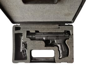 Pistolet samopowtarzalny Walther P22 Target w kalibrze .22lr z charakterystyczną długą lufą i obciążnikiem.