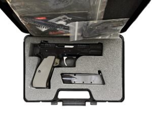 Pistolet samopowtarzalny Canik 55 Dolphin w kalibrze 9x19mm, z charakterystycznym wydłużonym zamkiem.