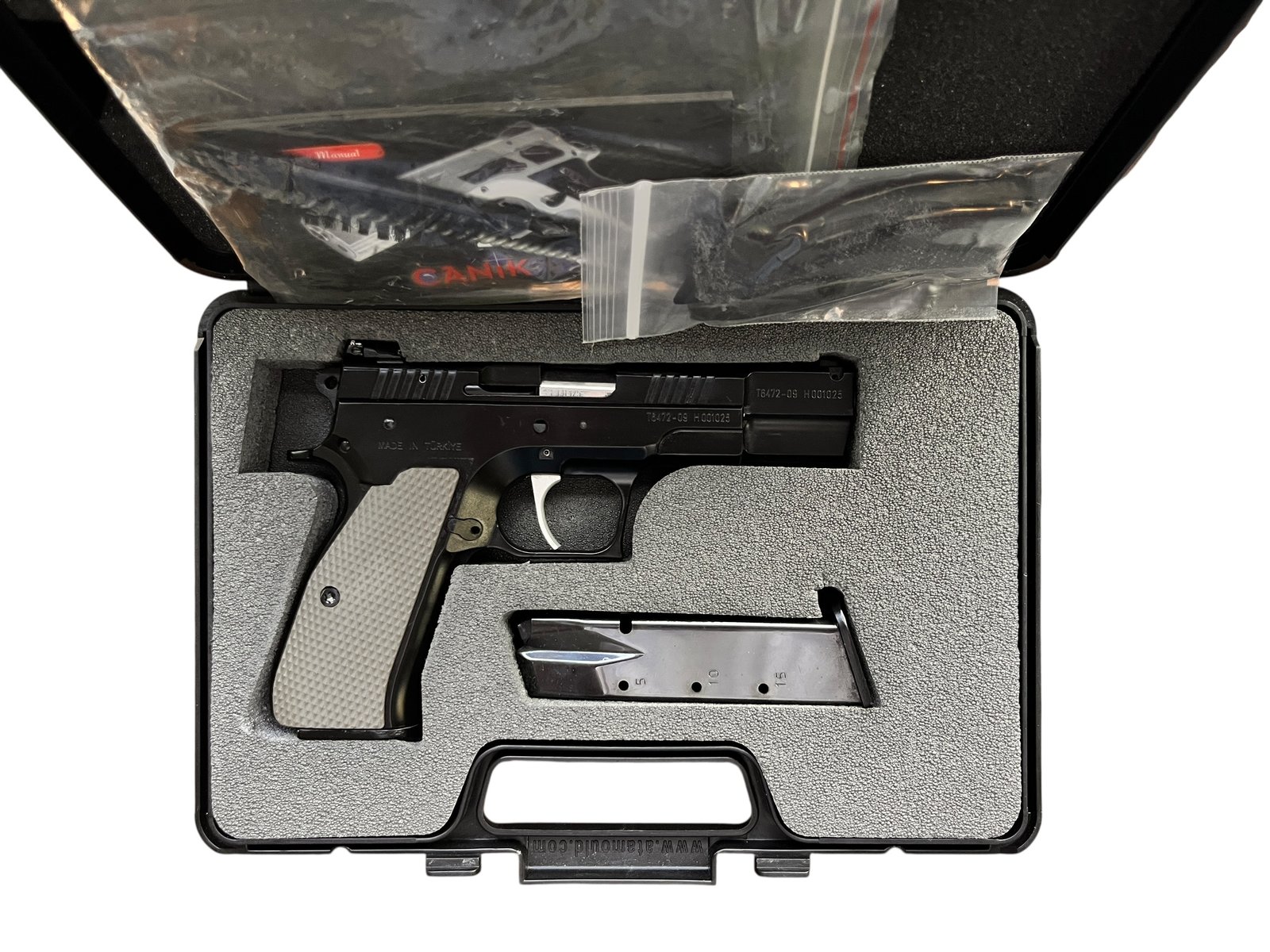 Pistolet samopowtarzalny Canik 55 Dolphin w kalibrze 9x19mm, z charakterystycznym wydłużonym zamkiem.