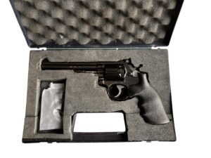 Precyzyjny rewolwer tarczowy Smith & Wesson 14-3 w kalibrze .38 Special z 6-calową lufą i okładzinami Hogue.
