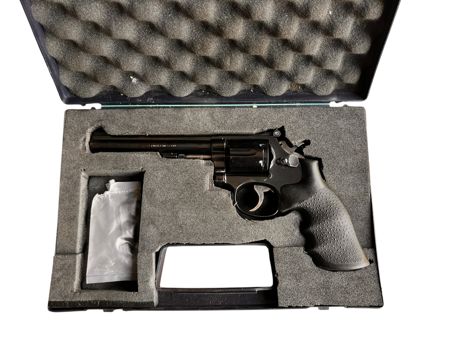 Precyzyjny rewolwer tarczowy Smith & Wesson 14-3 w kalibrze .38 Special z 6-calową lufą i okładzinami Hogue.