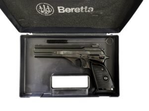 Klasyczny pistolet sportowy Beretta 76 w kalibrze .22lr z długą, 6-calową lufą i drewnianymi okładzinami.