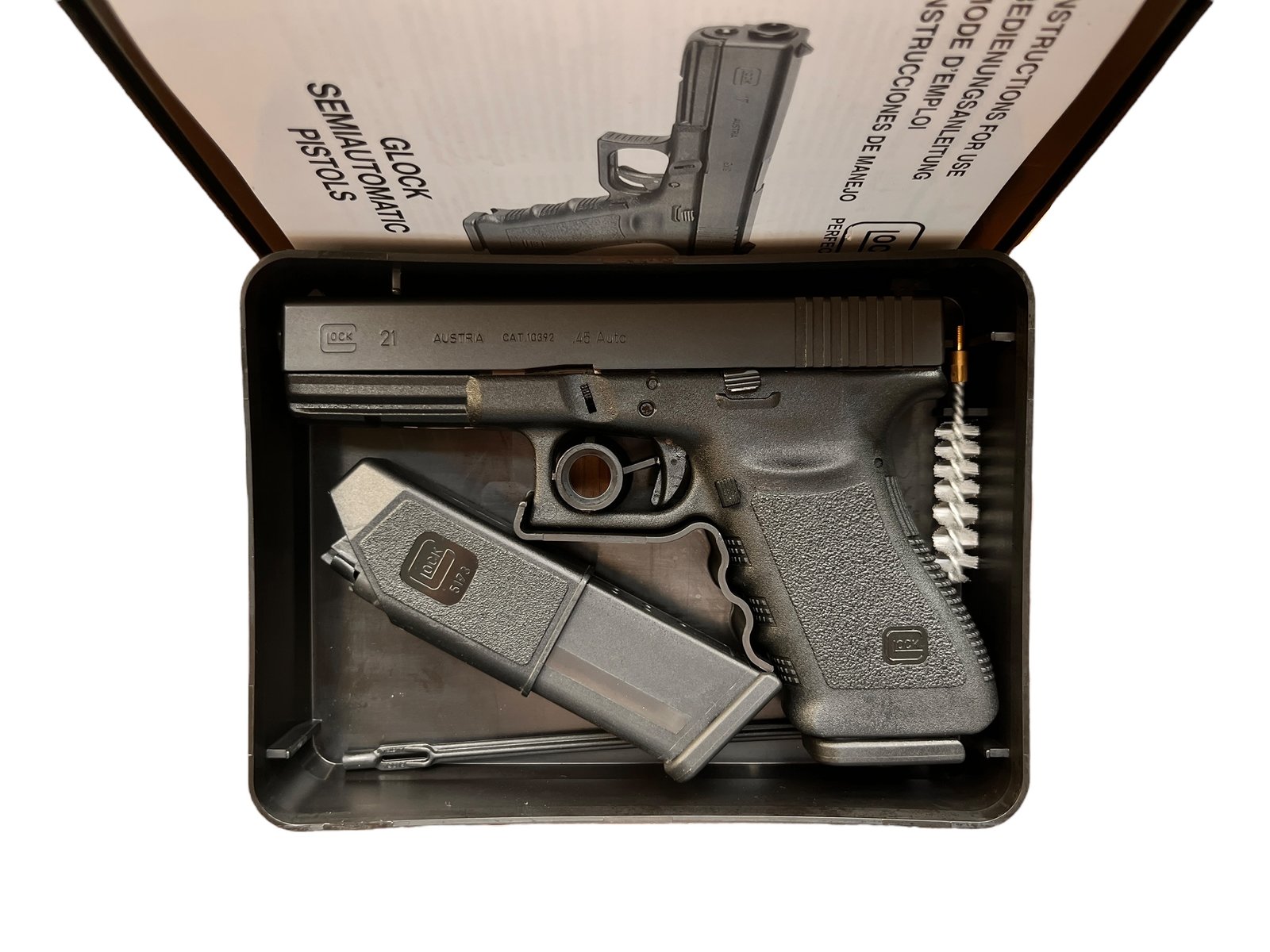 Pistolet samopowtarzalny Glock 21 Gen 3 w potężnym kalibrze .45 ACP z kompletem dwóch magazynków.