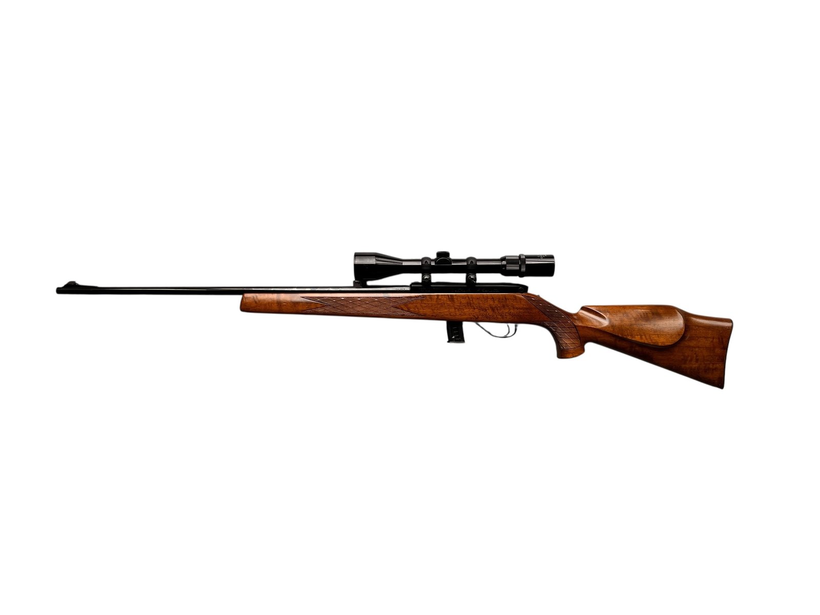 Luksusowy karabin samopowtarzalny Beretta Weatherby Mark XXII w kalibrze .22lr z wysokiej klasy orzechową osadą i zamontowaną lunetą.