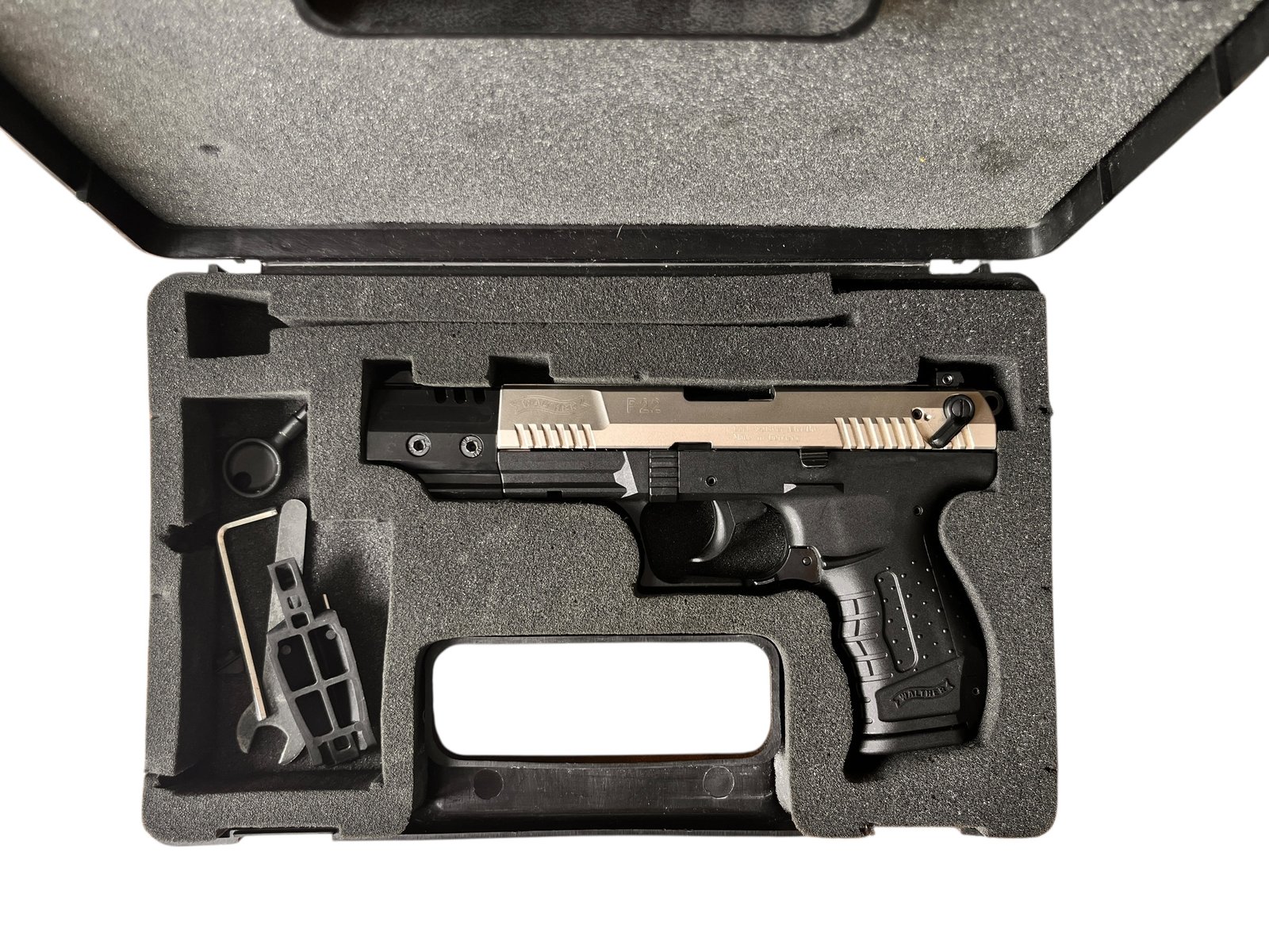 Pistolet samopowtarzalny Walther P22 Target w kalibrze .22lr z charakterystyczną długą lufą i obciążnikiem.