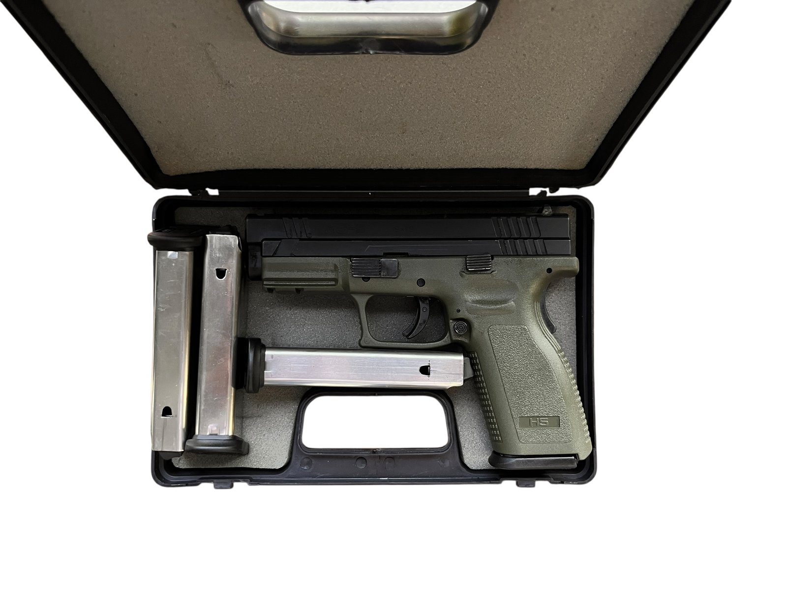 Pistolet samopowtarzalny HS Product HS-9 z czterema magazynkami i pudełkiem. Tytuł zdjęcia: HS-Product-HS-9-Pistolet-9x19mm Podpis: HS Product HS-9 – chorwacka solidność i potrójne bezpieczeństwo. Opis do zdjęcia: Używany pistolet HS-9 w kalibrze 9x19mm, stan dobry +, dostępny od ręki w sklepie w Borowej.