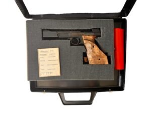 Precyzyjny pistolet sportowy Hämmerli 215 w kalibrze .22lr z anatomiczną, drewnianą rękojeścią.